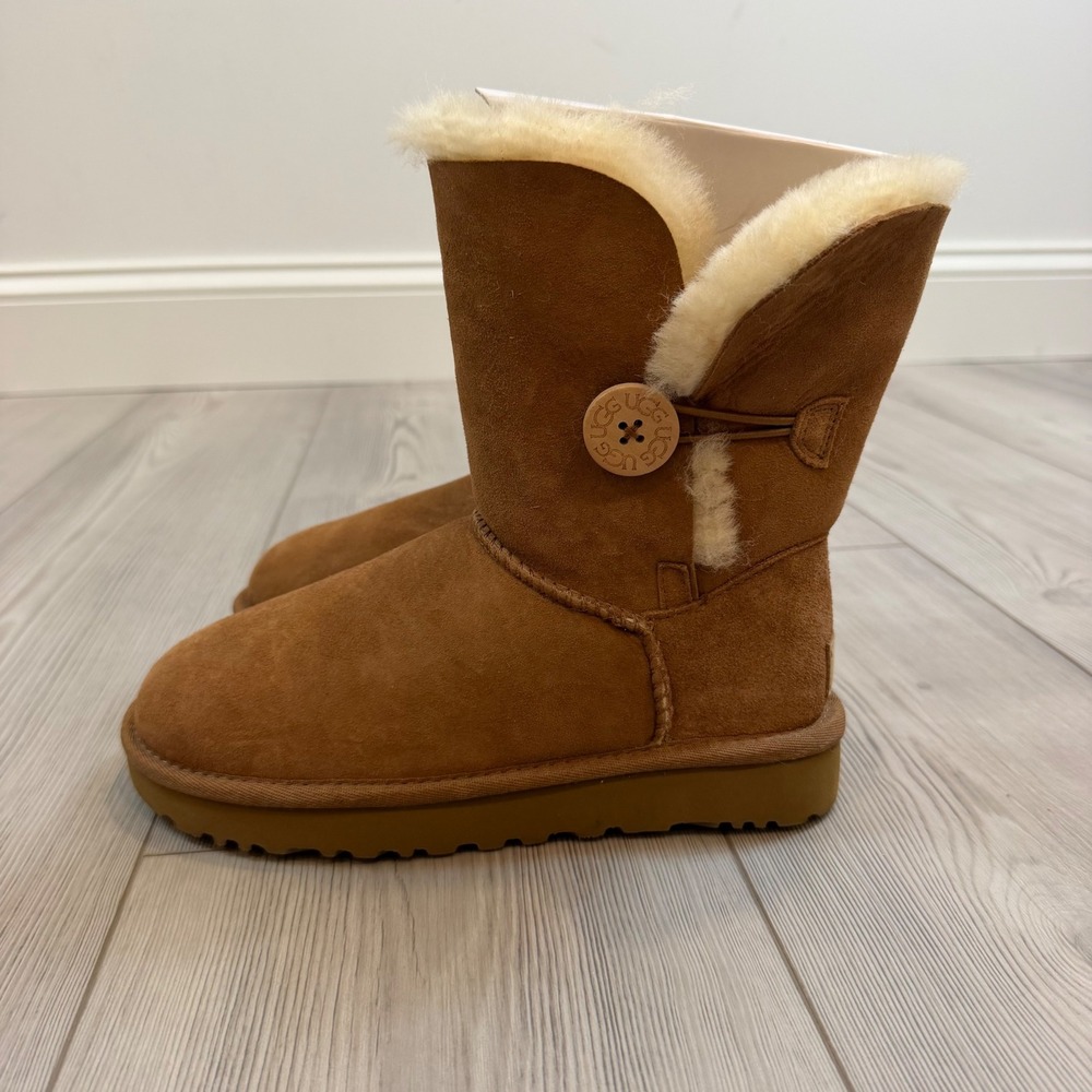 NEW UGG Bailey Button II Chestnut Suede Sheepskin Boots 1016226 Womens 5